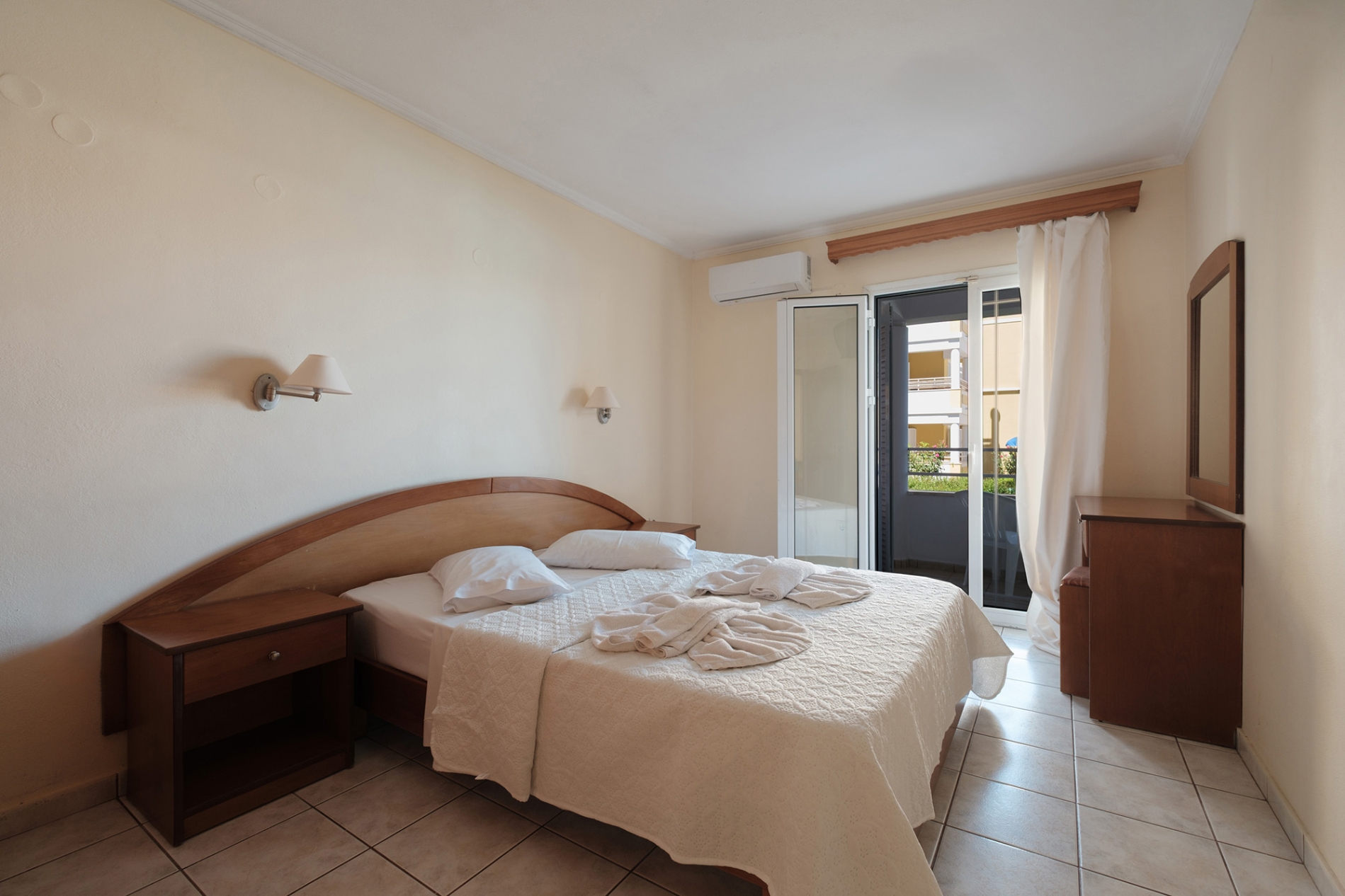 Tiara Holidays - Paradise Hotel Apartments Sidari - 2 Bedroom Apartment - bedroom 1